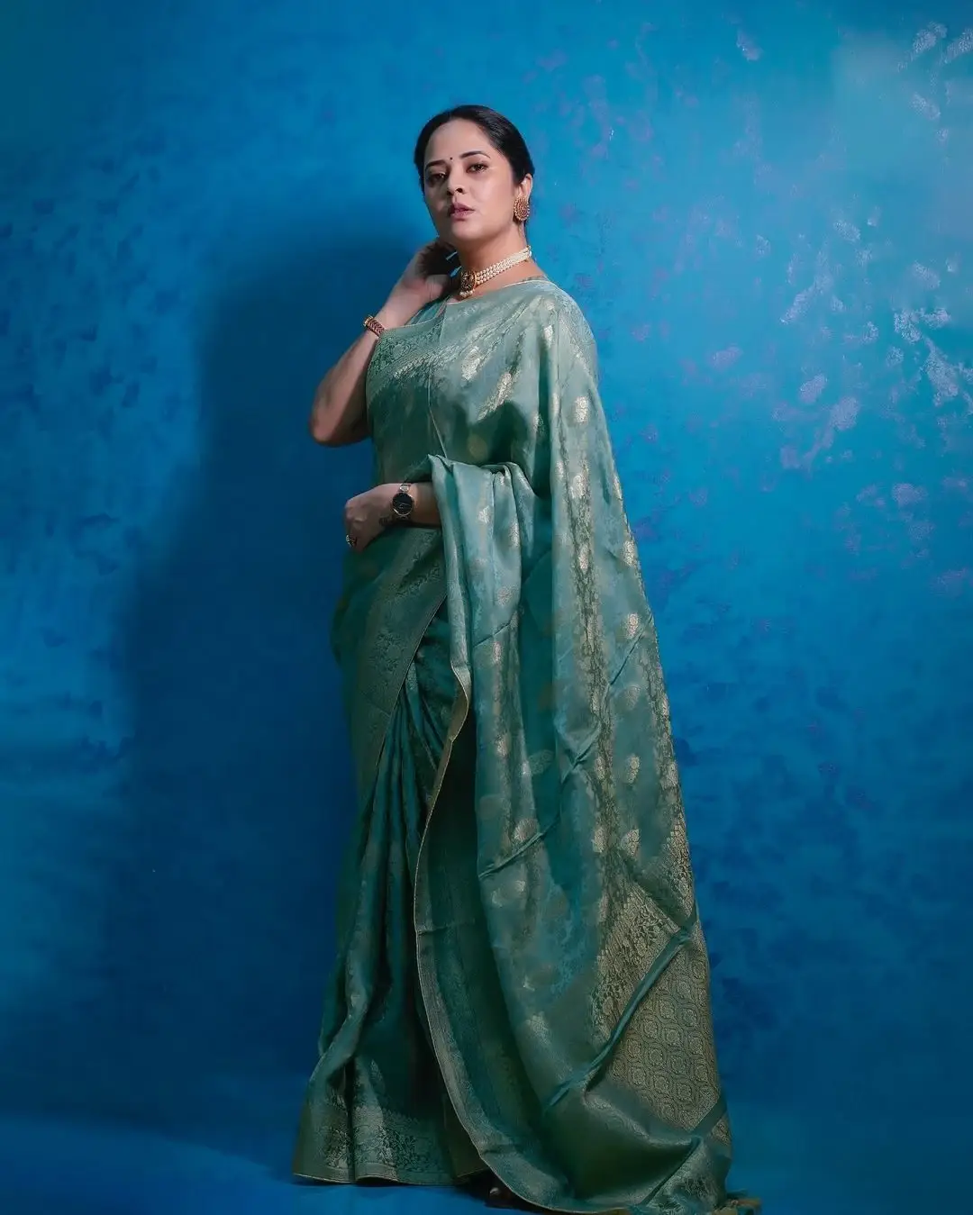 South Actress Anasuya Bharadwaj in Blue Saree